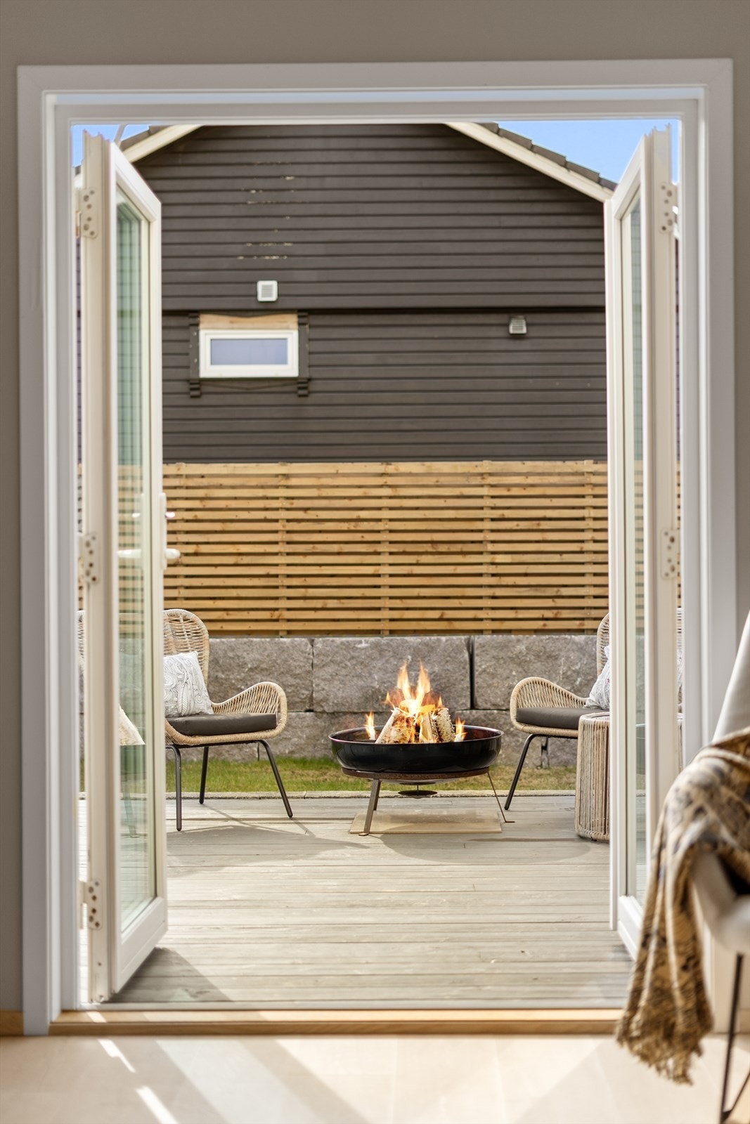 Doble balkongdører ut fra stue til terrasse Galleribilde