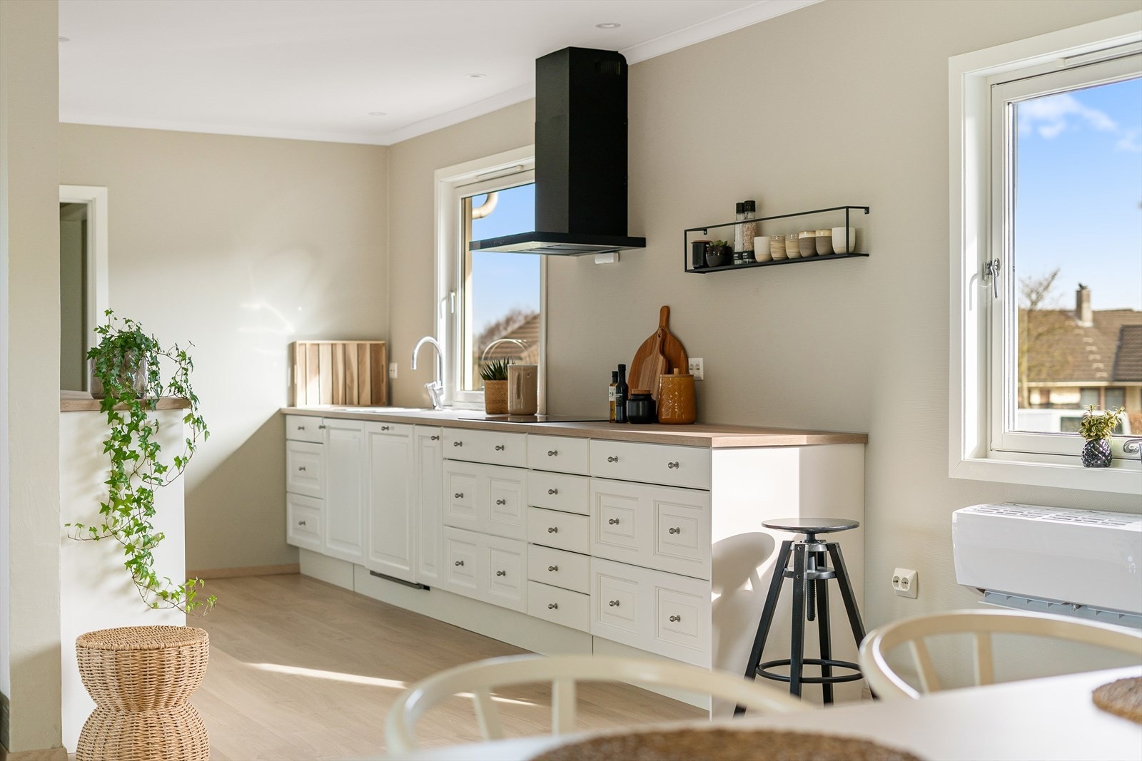 Hvitt og tidløst kjøkken fra kvalitetsleverandøren Vigrestad dør og kjøkken Galleribilde