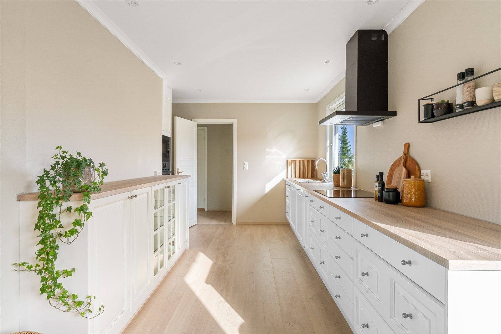 Rikelig med skap og benkeplass Galleribilde