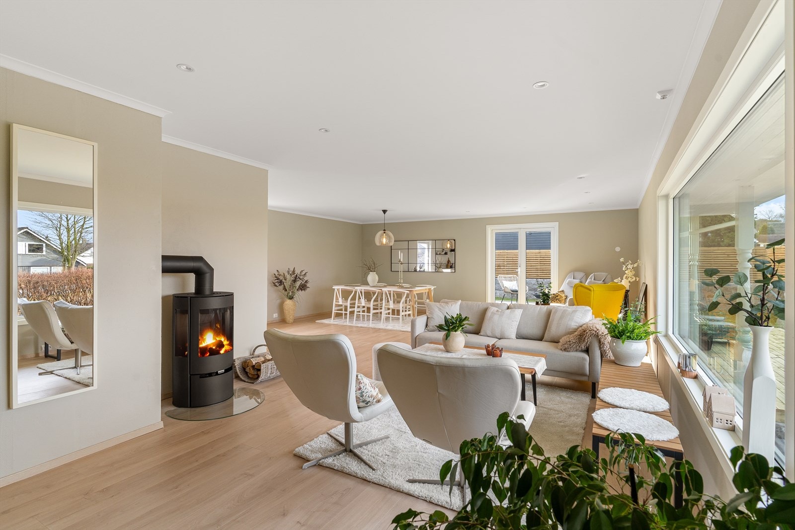 Innvendig er hele etasjen nylig modernisert med bl.a malte flater, nytt gulv og peisovn. Galleribilde