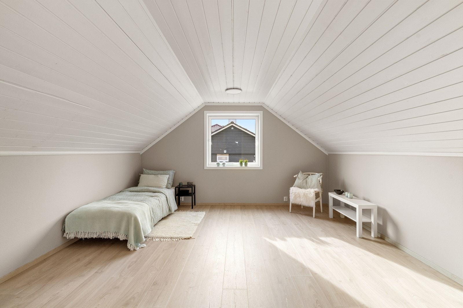 Ett soverom i hver ende i loftsetasjen. Galleribilde