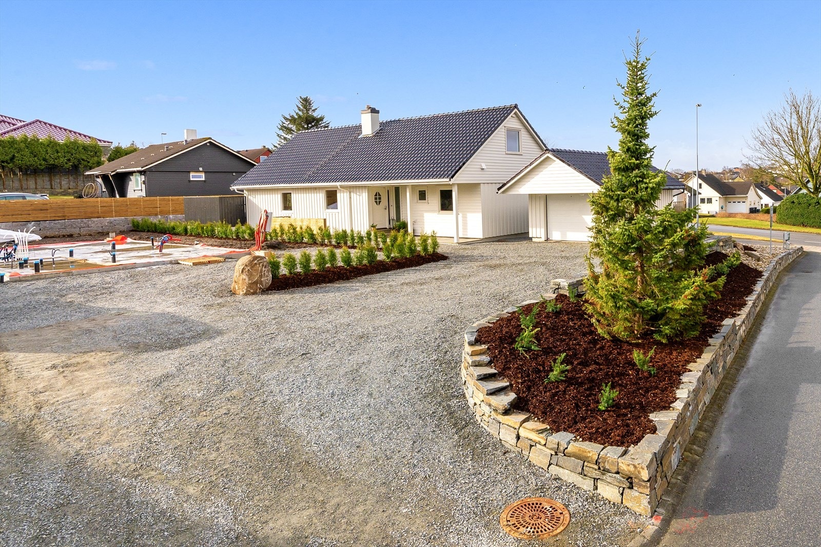 Det er planlagt oppføring av ny enebolig til venstre for boligen. Forventet ferdigstilt høst 2026. Galleribilde