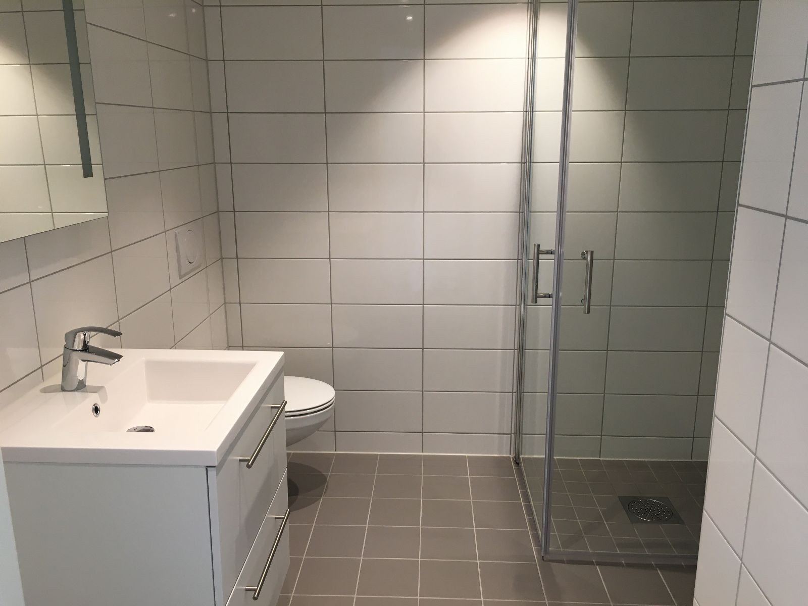 Flislagt bad med opplegg for vaskemasking. Elektrisk gulvvarme Galleribilde