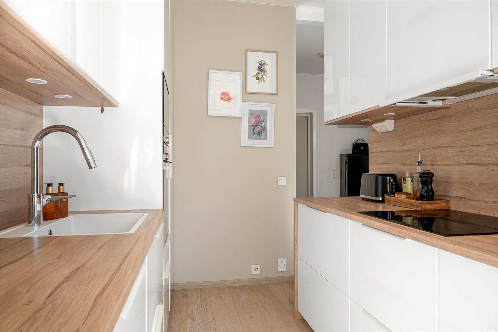 Den praktiske utformingen gir fri bevegelse som gjør det både praktisk og trivelig å lage mat. I tillegg har man gleden av å nyte rikelig med benke- og skapplass som hjelp gjennom en hektisk hverdag. Galleribilde