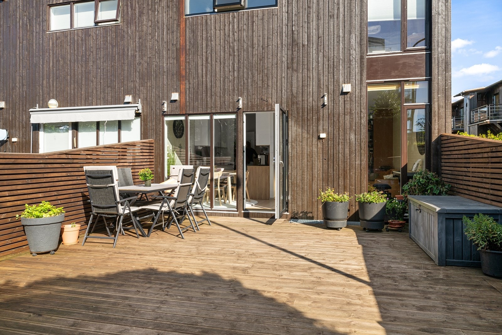 Her er det plass til utemøbler i flere soner og grill. Galleribilde