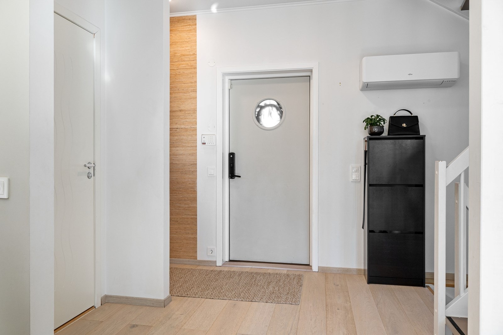 Når man kommer inn i boligen, blir man møtt av en lys entré med plass til å oppbevare sko og henge fra seg yttertøy. Galleribilde