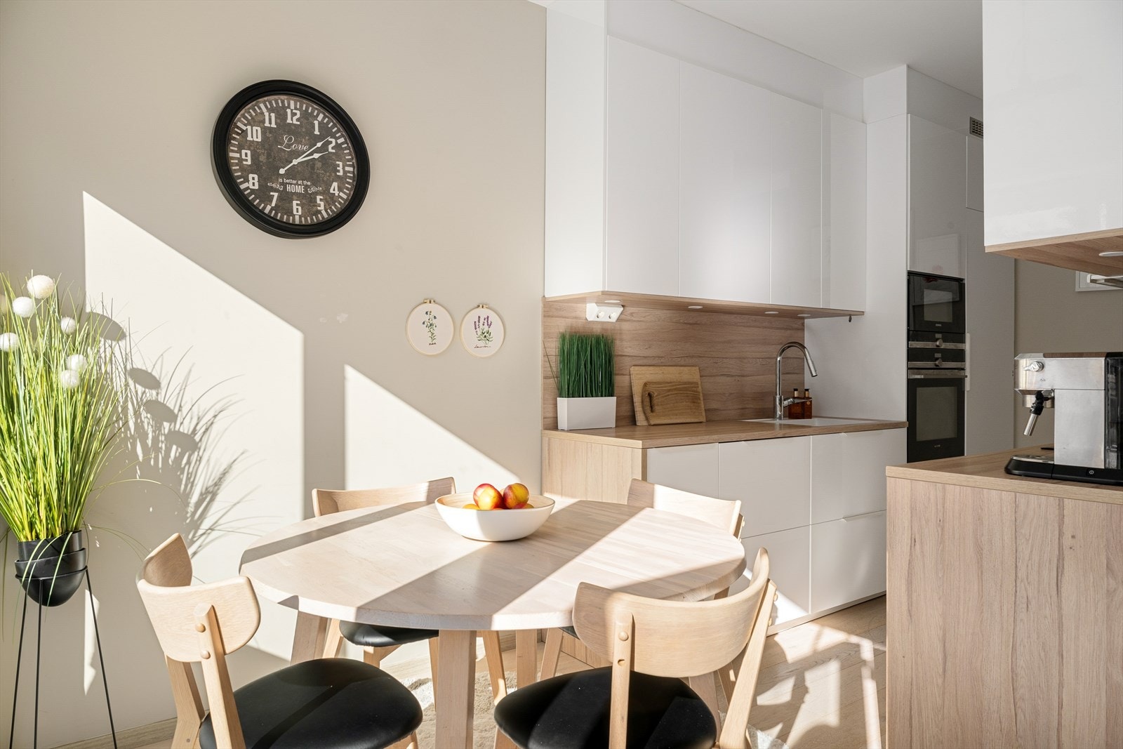 Det er god plass til en spisegruppe mellom den delvis åpne kjøkkenet og stue løsningen, noe som skaper en naturlig overgang. Galleribilde