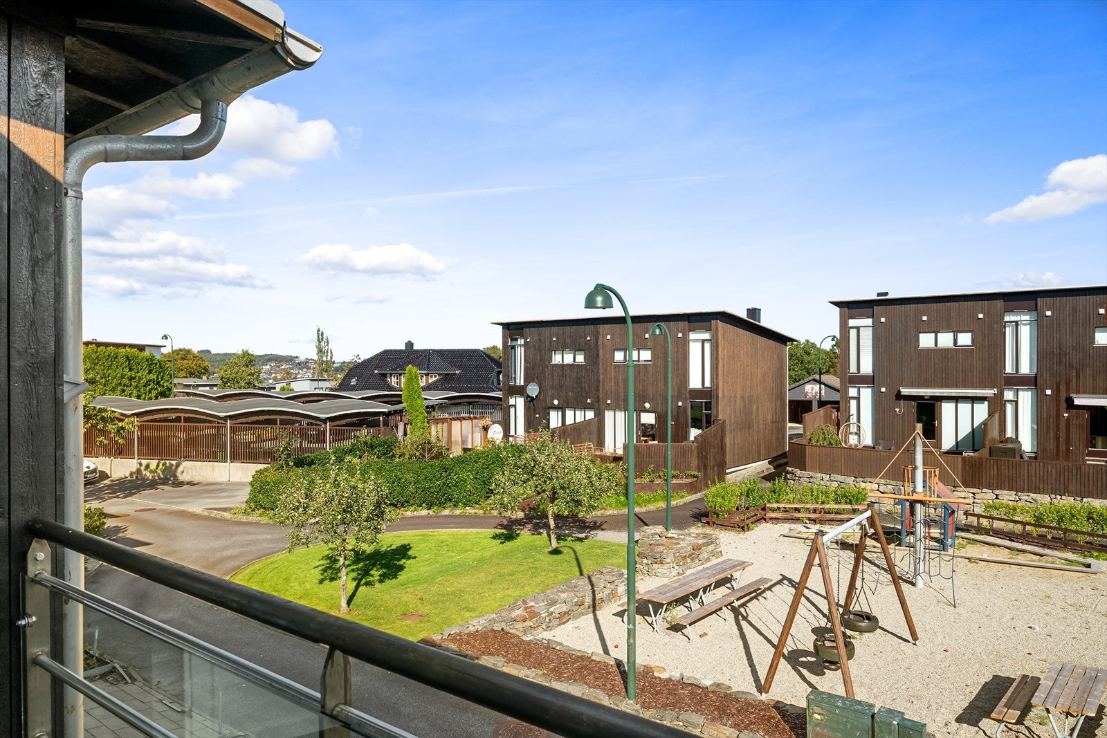 Fra gangen har man tilgang til en trivelig balkong, perfekt for å nyte morgenkaffen. Galleribilde