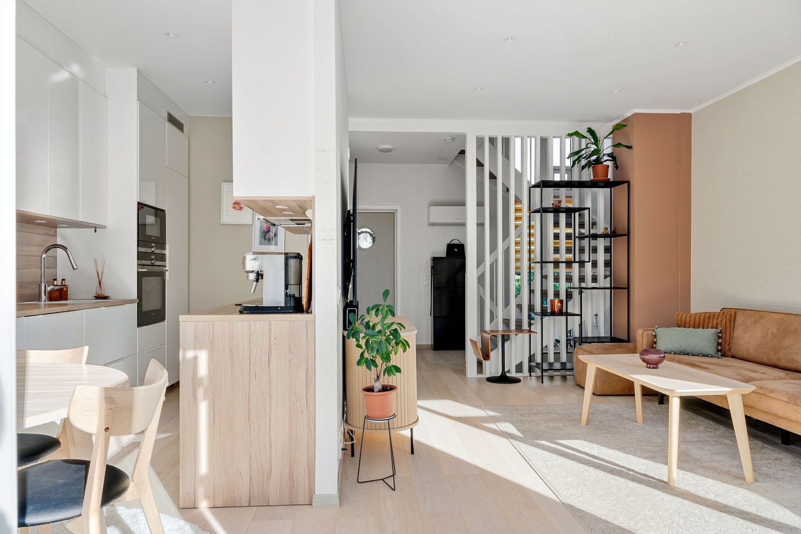 1 etasjen er utstyrt med moderne og lyse fargevalg kombinert med en flott parkett. Galleribilde