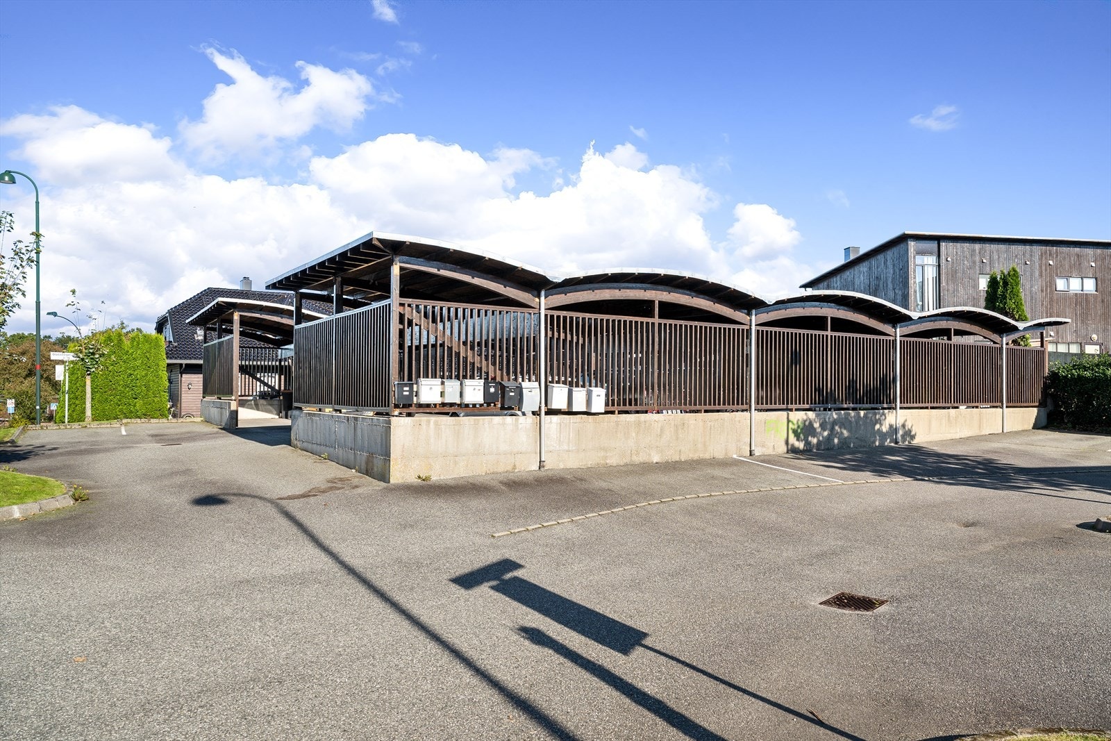 Boligen har fast parkering i carport noen meter fra boligen. Galleribilde
