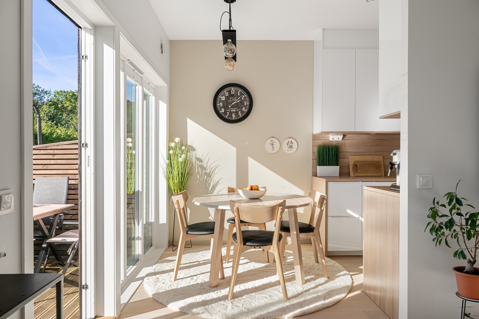 Den perfekte boligen som kombinerer funksjonalitet med komfort. En skikkelig perle for både familier og par som ønsker seg en enklere og praktisk hverdag i rolige omgivelser. Galleribilde