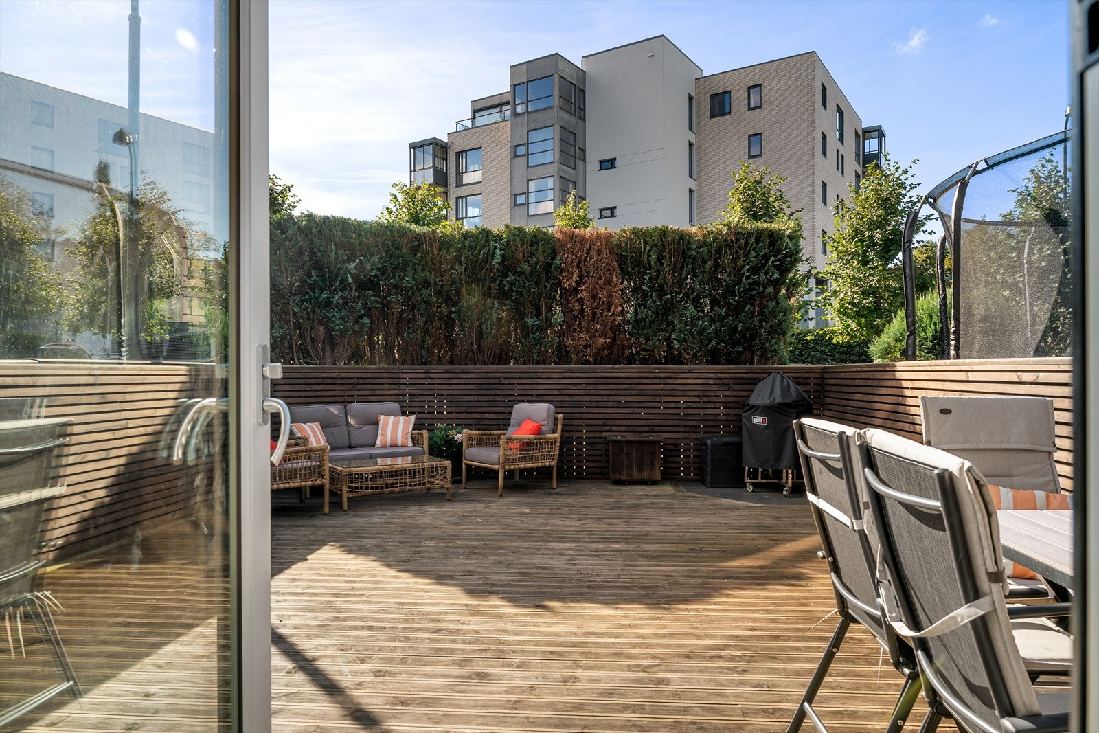 Uteområdet består av en terrasse på ca 47 kvm og den er sørvestvendt, et perfekt sted for avslapning og hyggelige sammenkomster. Galleribilde