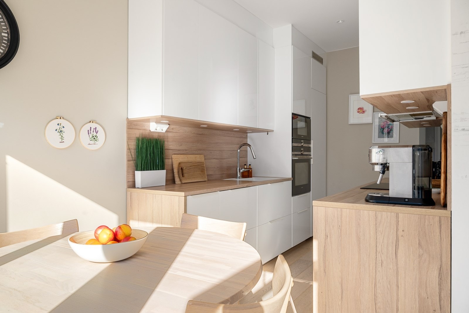 Kjøkkenet er levert av IKEA i 2020 og har hvite slette høyglansfronter og en benkeplate i laminat. Galleribilde