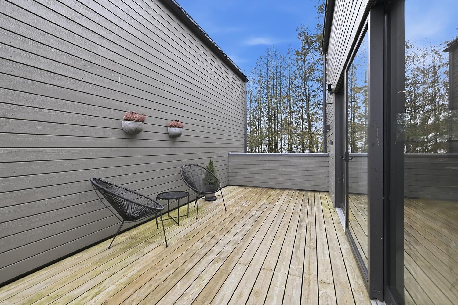 Terrasse utenfor kjøkken med trapp ned til plattingen. Galleribilde