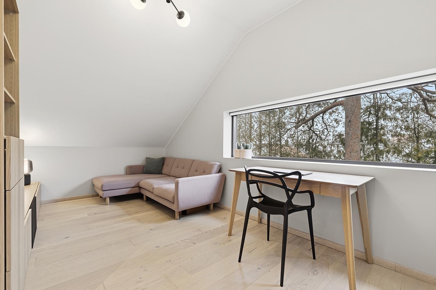 Loftstue med mange muligheter for innredning. Galleribilde