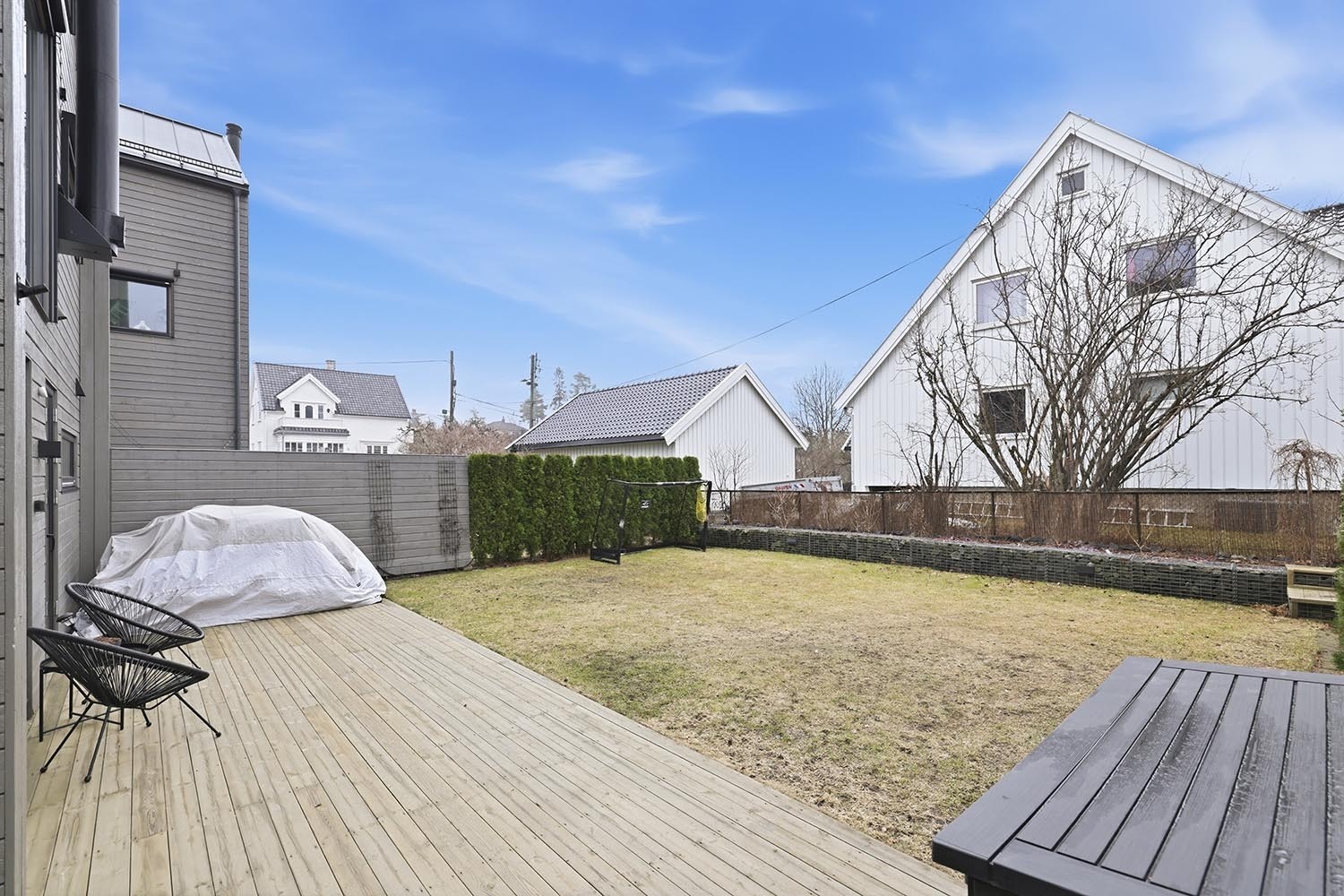 Stor hage med platting. Galleribilde