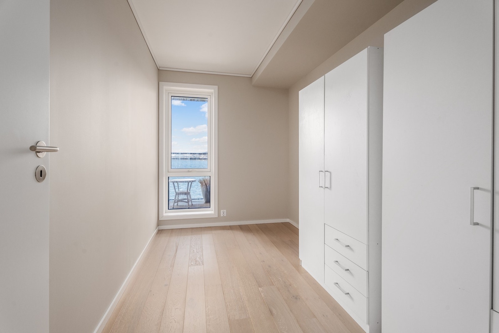 Det første av to soverom i leiligheten, passer også perfekt som kontor eller garderoberom. Galleribilde