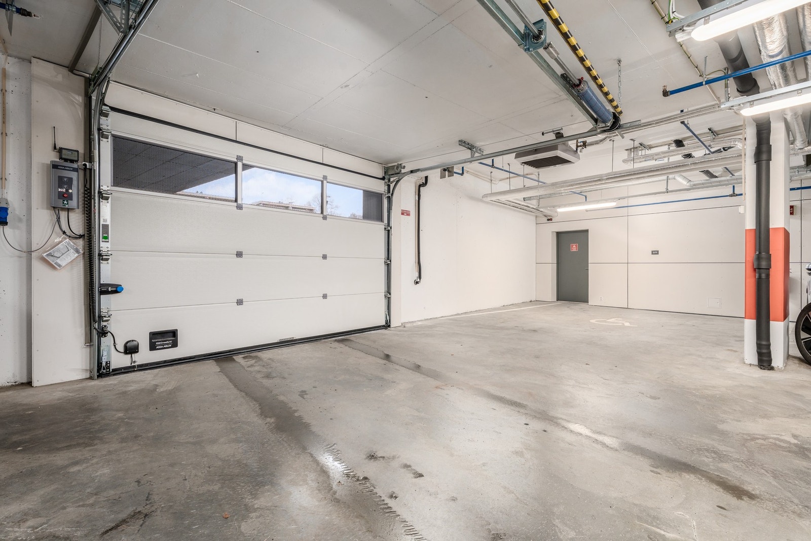 Bilen kan trygt parkeres i lukket garasjeanlegg, med muligheter for el-billading. Galleribilde