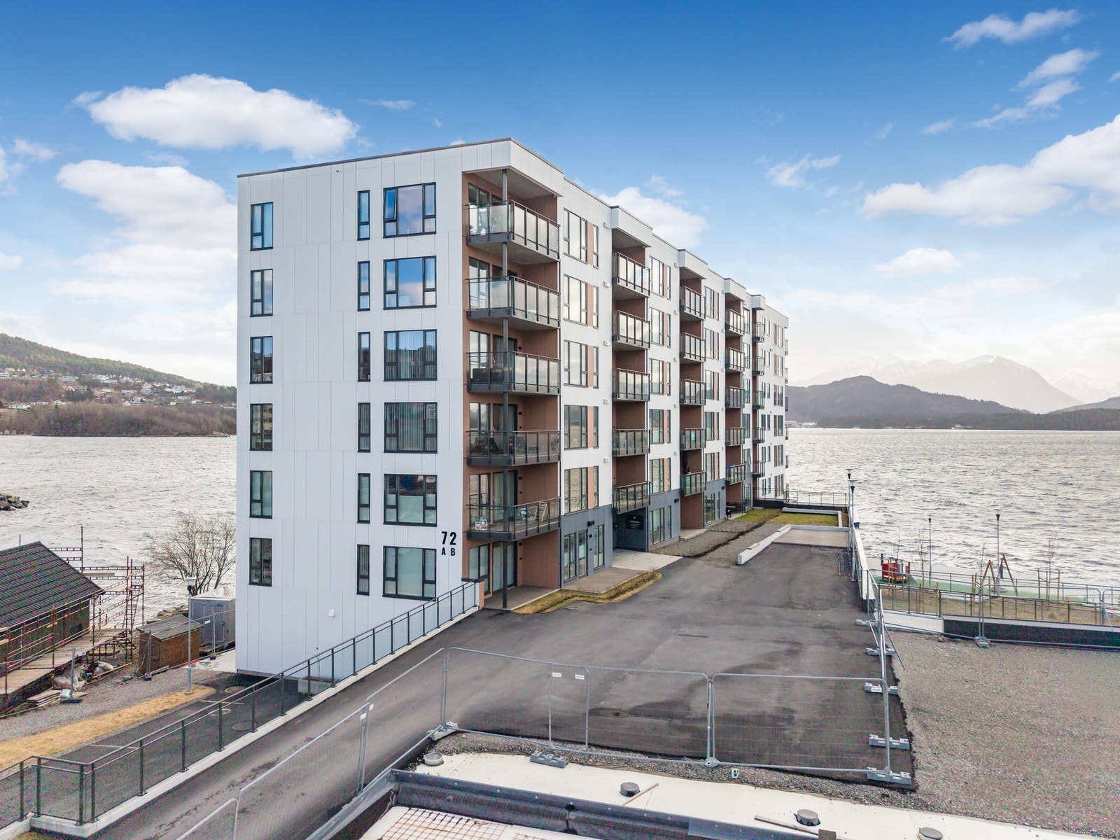 På Borgundfjorden Panorama har du nærhet til mye vakker natur og flere rekreasjonsområder, samtidig som du bor svært sentralt. Galleribilde