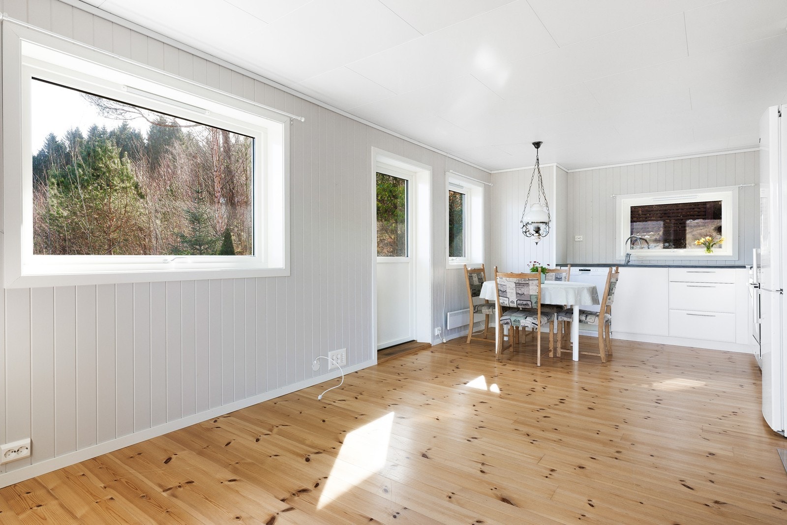 Det er plass til stort spisebord hvor man kan dekke opp til hele storfamilien. Galleribilde