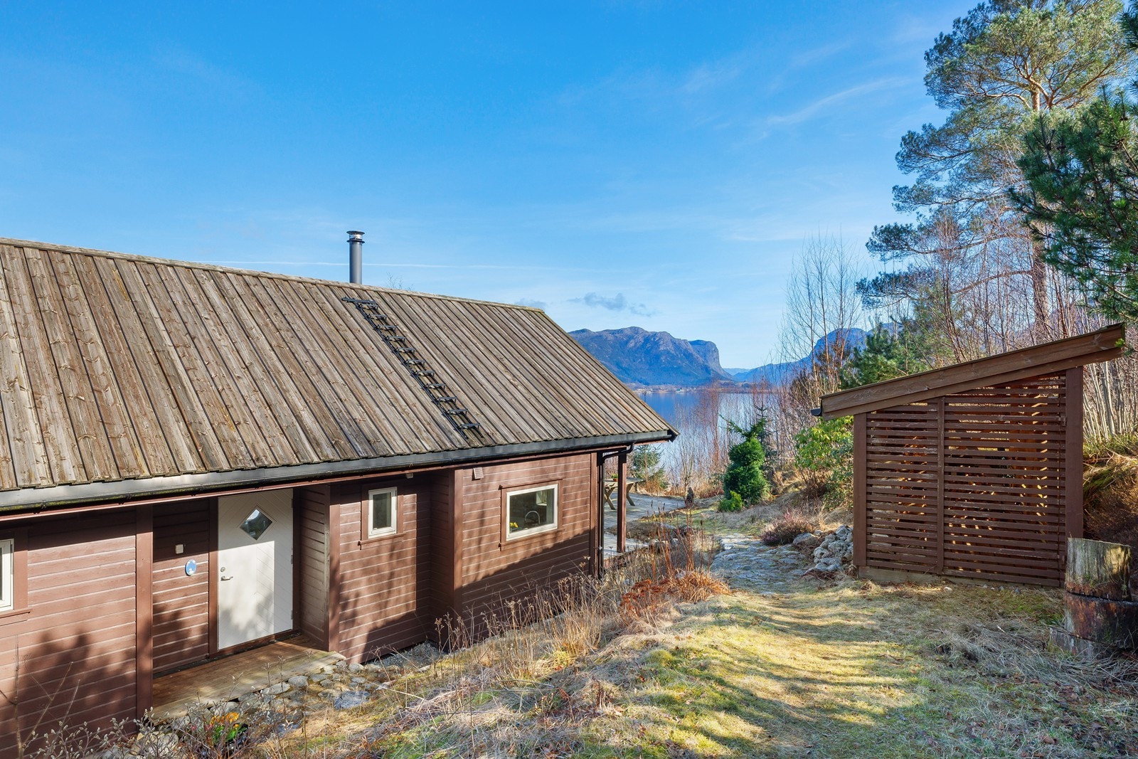 Det er få skritt fra parkering til hyttedøra Galleribilde