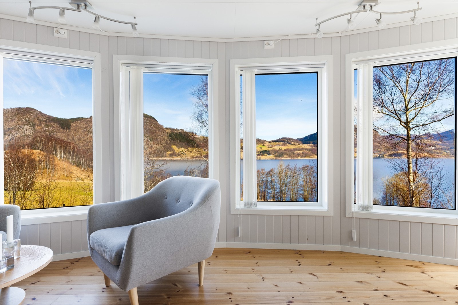 Hytten er velholdt og holder god standard med lyse panelplater på vegger og gulver av furu. Galleribilde