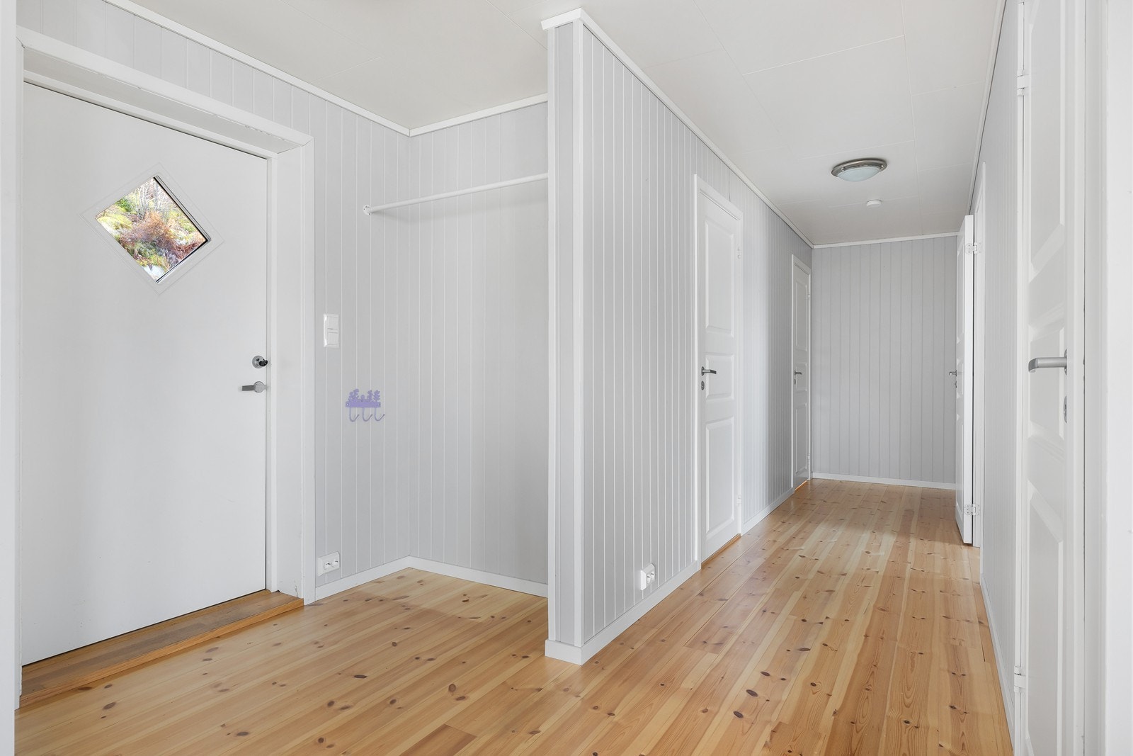 Romslig gang med garderobeplass. Galleribilde