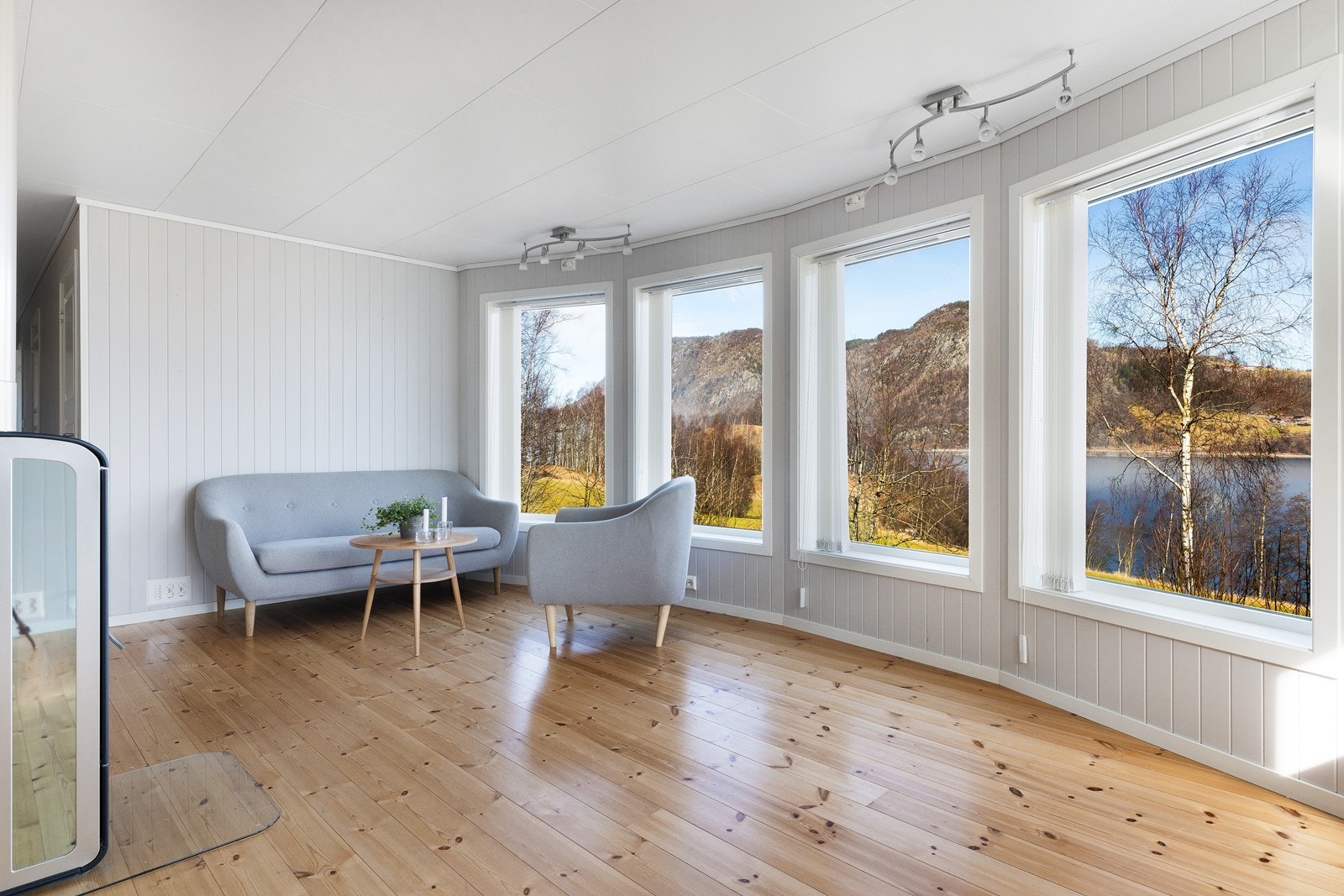 De naturskjønne omgivelsene trekkes virkelig inn i stuen Galleribilde