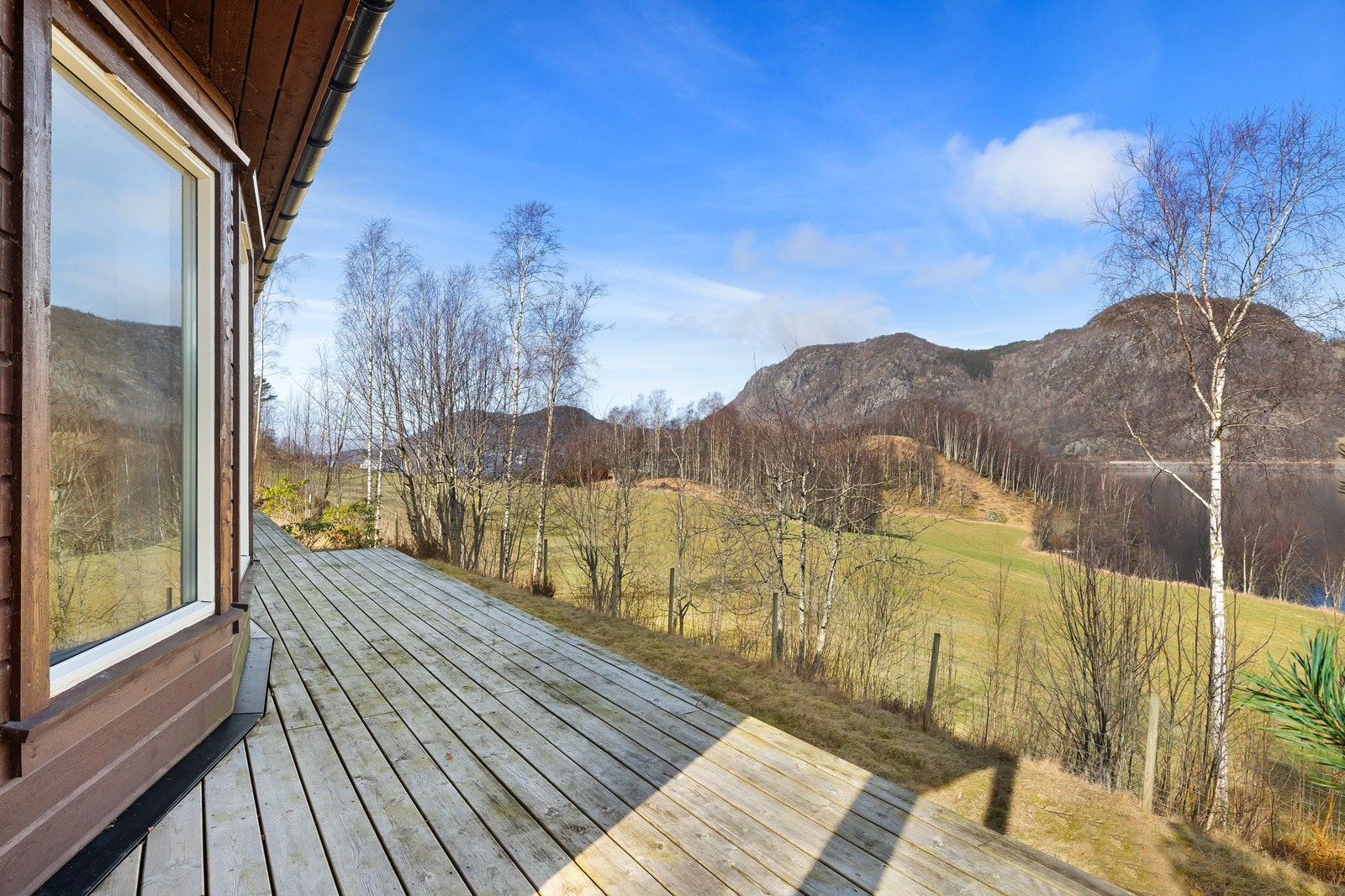 Eiendommen har landlige omgivelser samtidig som man har kort vei til Tau sentrum ( ca 10 min) hvor man får tak i det meste man måtte trenge Galleribilde