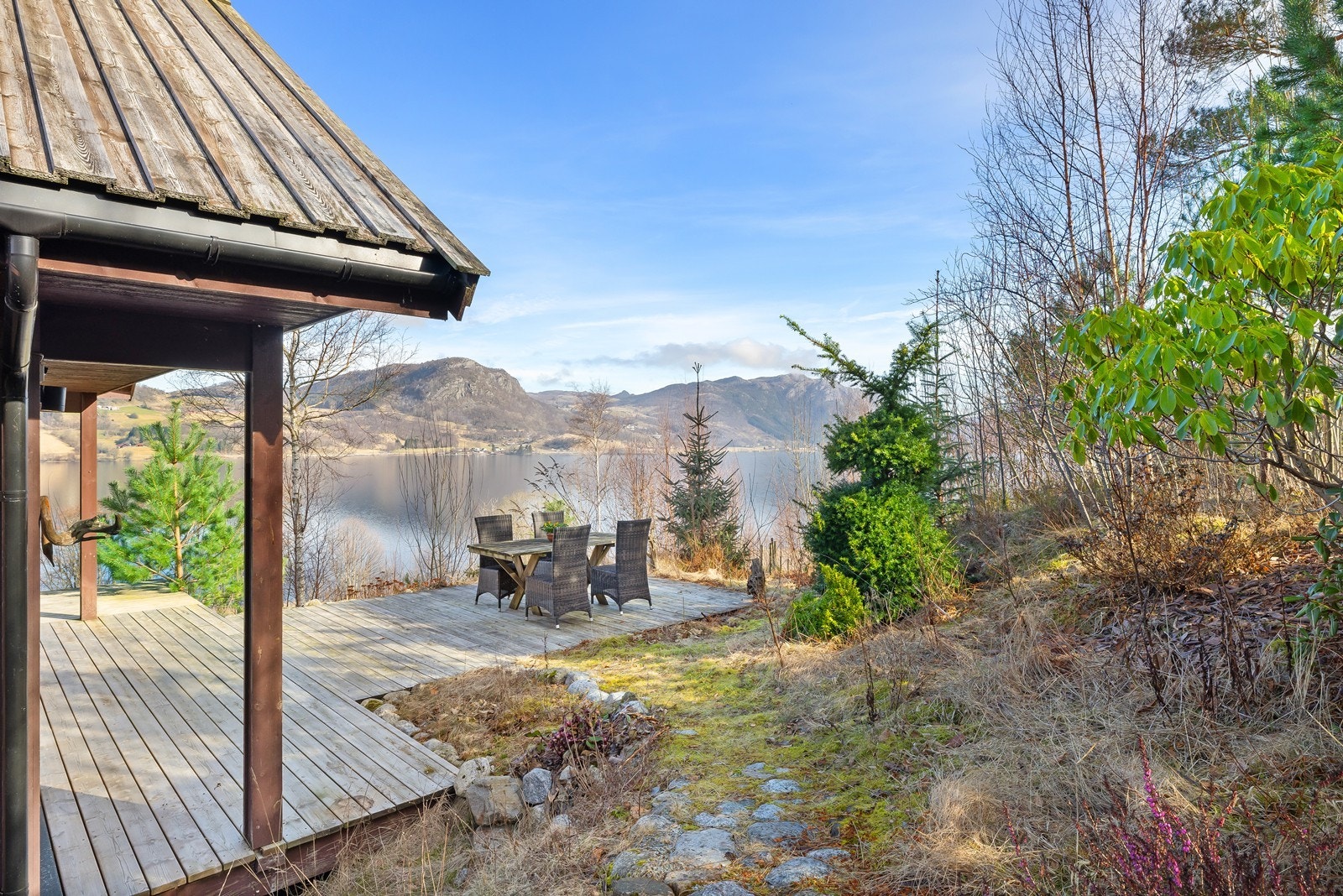 Her kan man samle hele familien og nyte fred og fuglekvitter Galleribilde