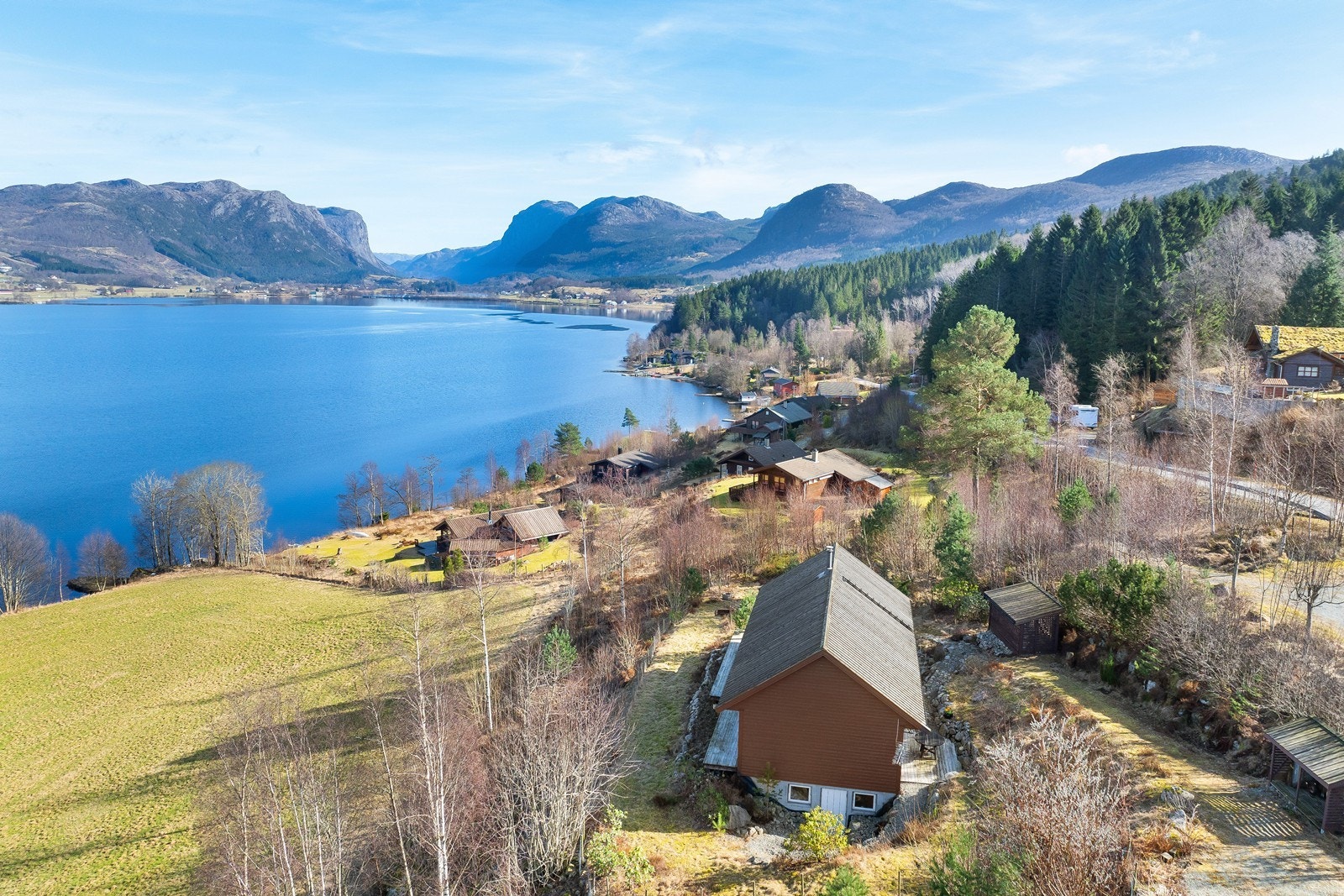 Det er kort gange ned til vannet med gode badeforhold Galleribilde