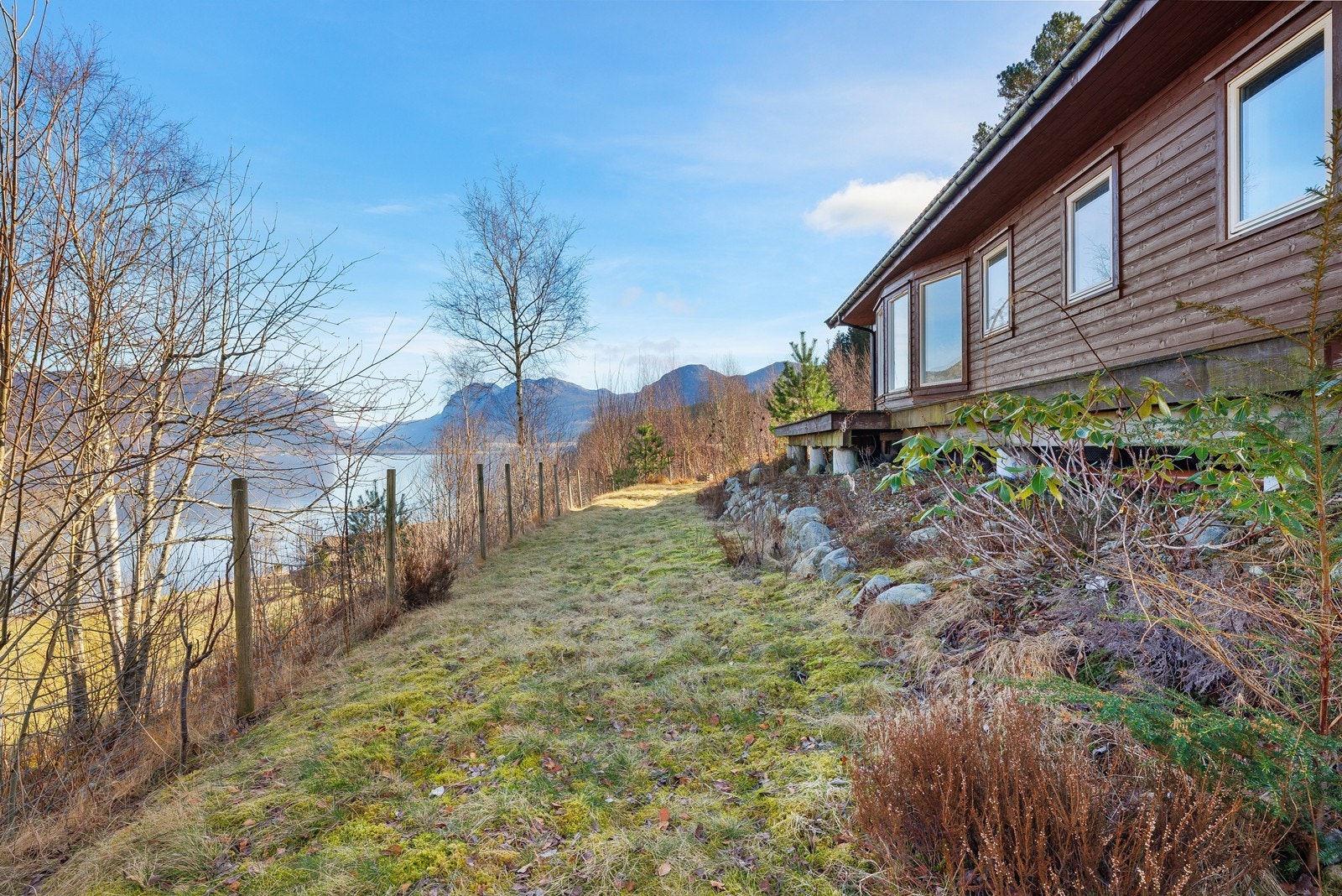 Inngjerdet hage rundt boligen Galleribilde