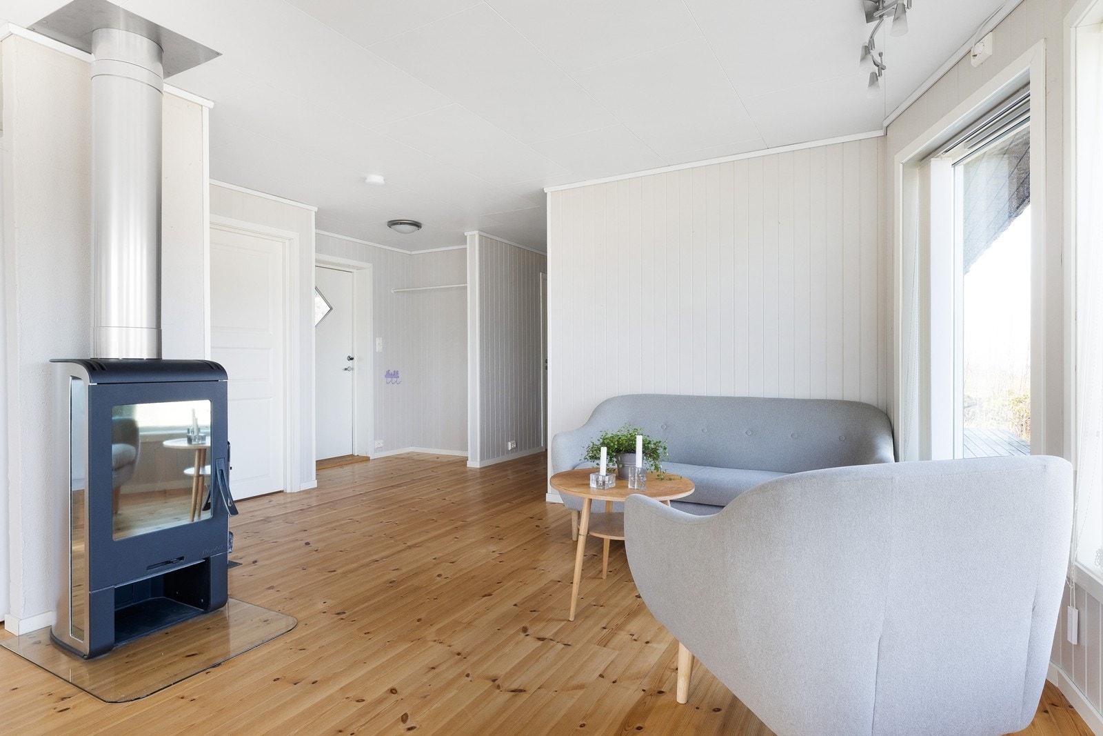 Moderne vedovn som et naturlig midtpunkt i rommet og gir en trivelig atmosfære på de kjøligere dagene Galleribilde