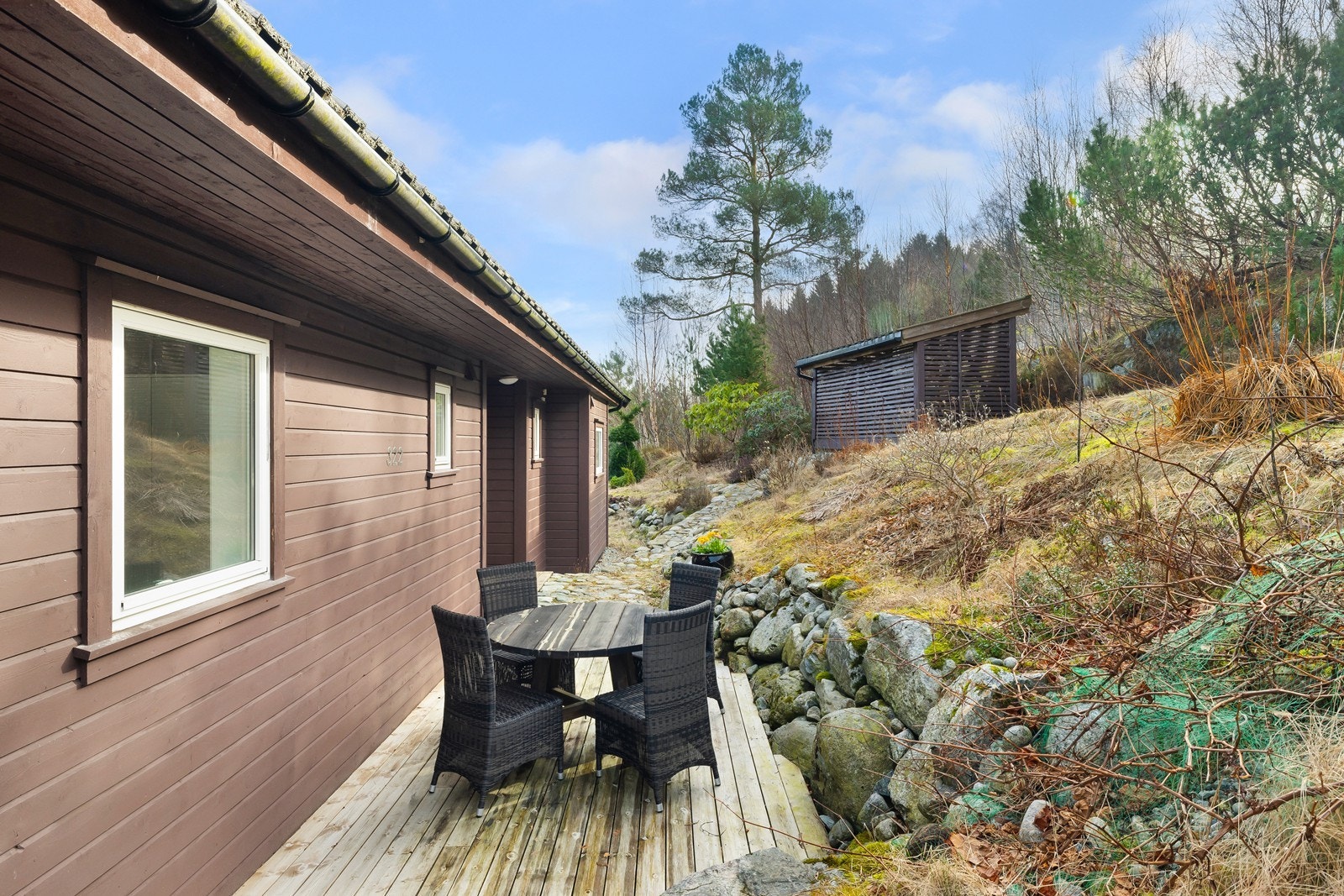 Man har også et vedskjul i kort avstand fra hyttedøra Galleribilde