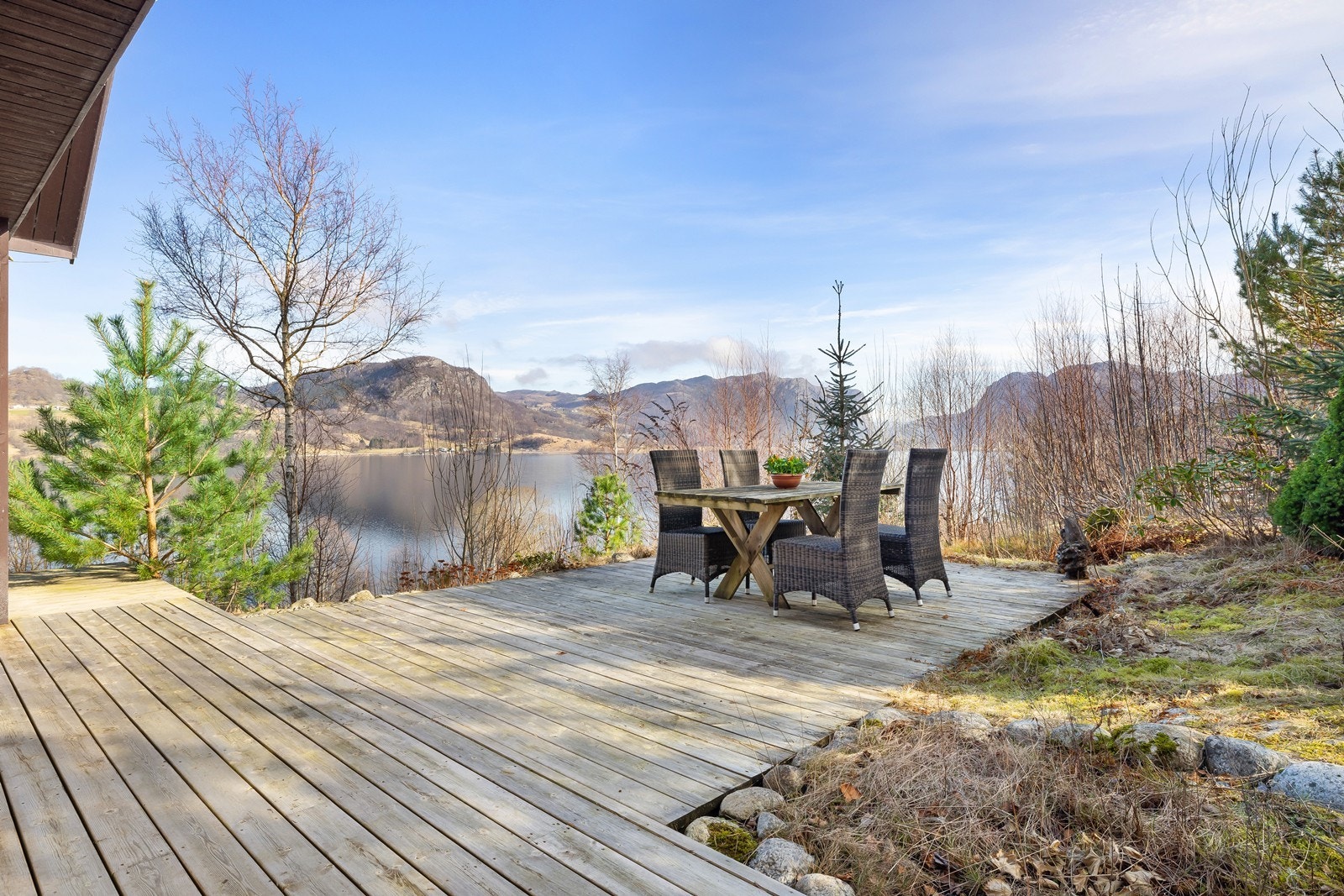 Området rundt er meget idyllisk med vannet og fjellene rundt, samt flotte turområder innover hele Ryfylke Galleribilde