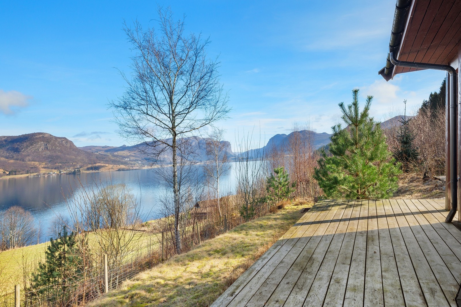 Det er flere kjekke oppholdsrområder rundt hytta med mulighet for å flytte seg rundt etter vær og vind Galleribilde