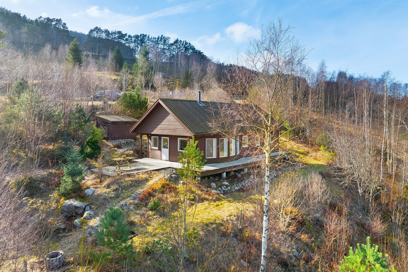 Skjermet og usjenert fritidseiendom i Tjøstheimslia, like ved Bjørheimsvannet Galleribilde