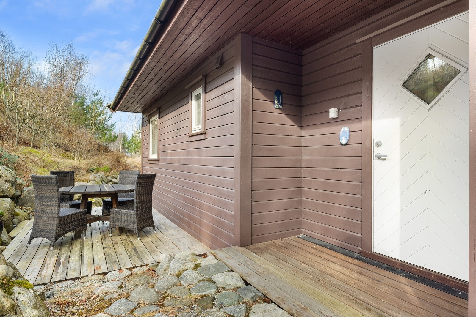 Inngangsparti med terrasseplatting hvor man har formiddagssol Galleribilde