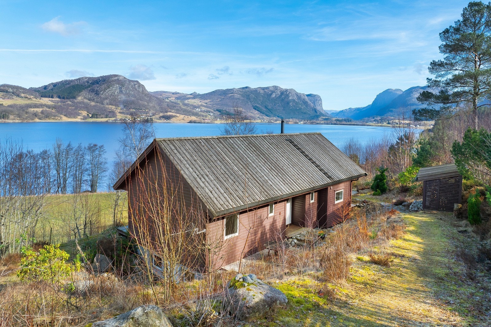 Fra eiendommen har man nydelig utsikt og hytten ligger skjermet med god avstand til nabohytter Galleribilde