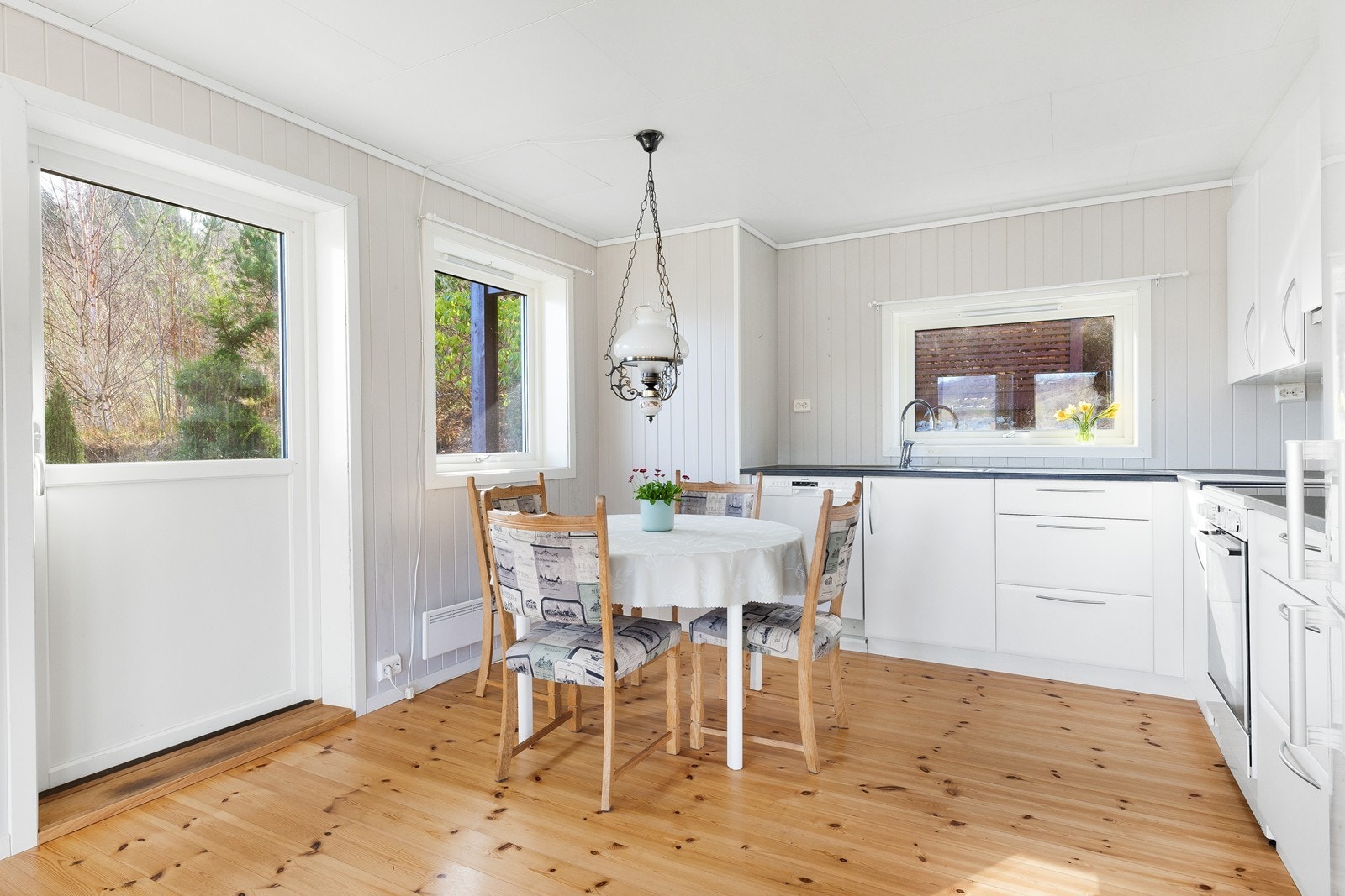 Fra kjøkkenet er det direkte utgang til terrassen og man kan enkelt servere måltidet utendørs Galleribilde