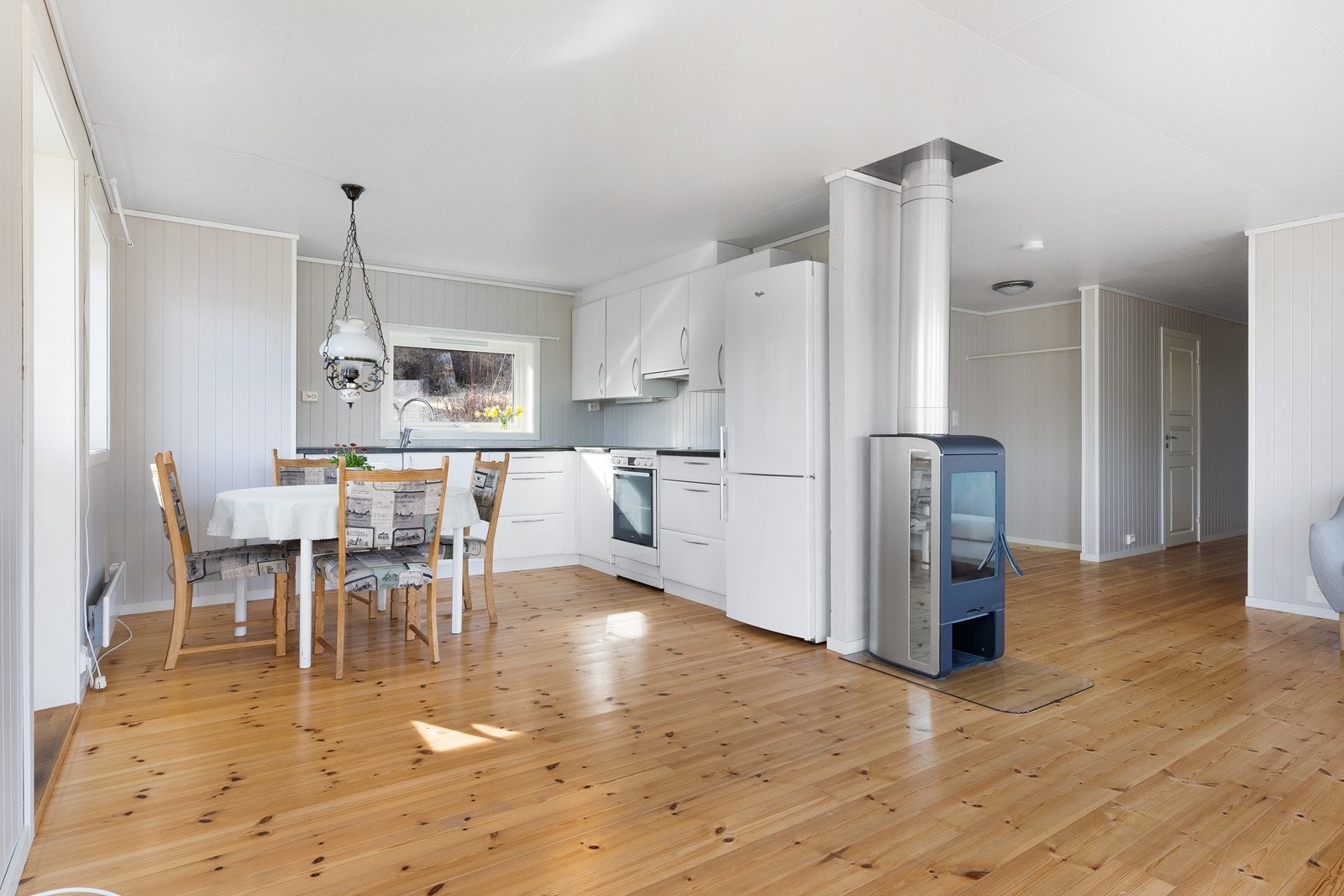 Stuen har en åpen og praktisk løsning med kjøkkenet Galleribilde