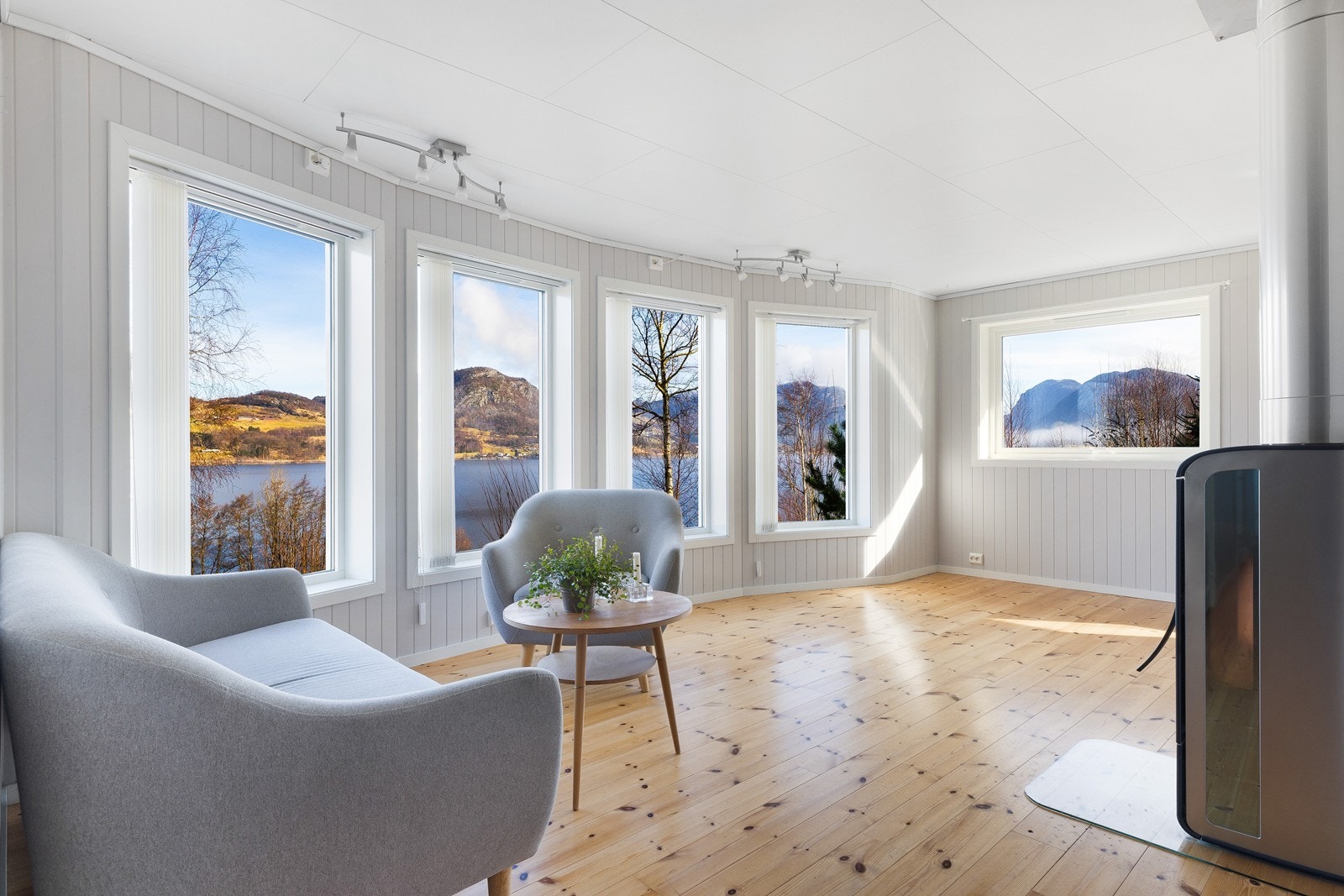 Her får man nyte utsikten helt inn fra sofakroken og man har rikelig med naturlig dagslys Galleribilde