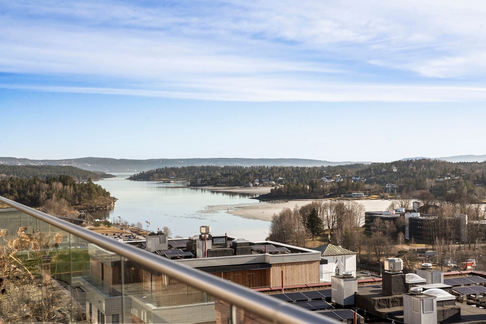 Leiligheten ligger i 11. etasje med en nydelig utsikt. Her disponerer man også en stor felles takterrasse med panorama utsikt. Galleribilde
