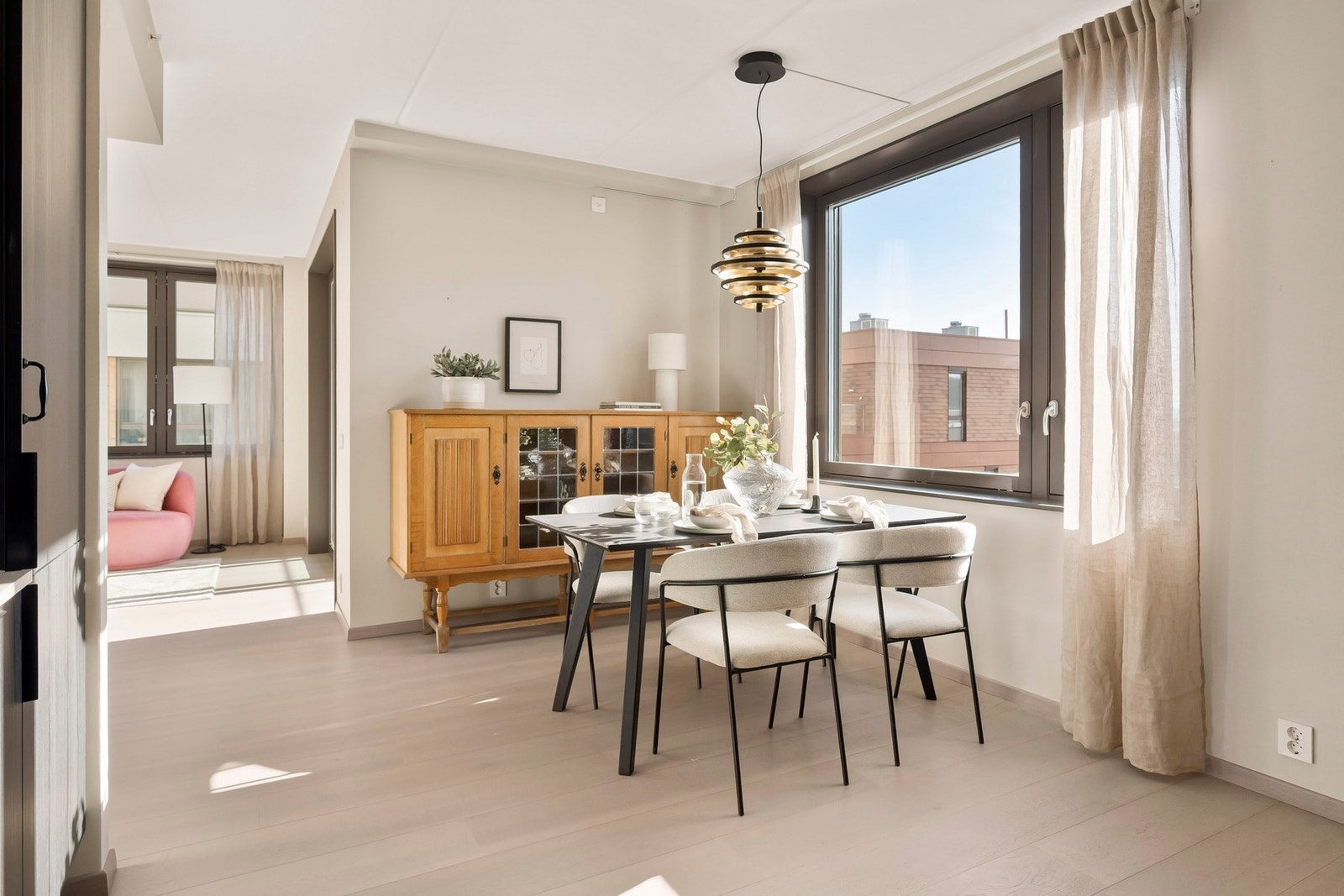 God plass til spisebord ved vinduskarmen. Galleribilde