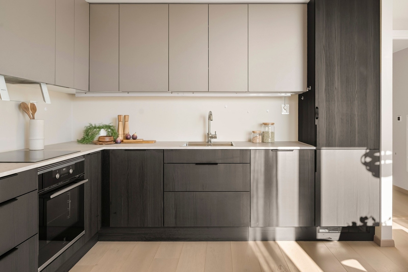 Innbydende og funksjonelt kjøkken med moderne og tidløse kontraster. Galleribilde