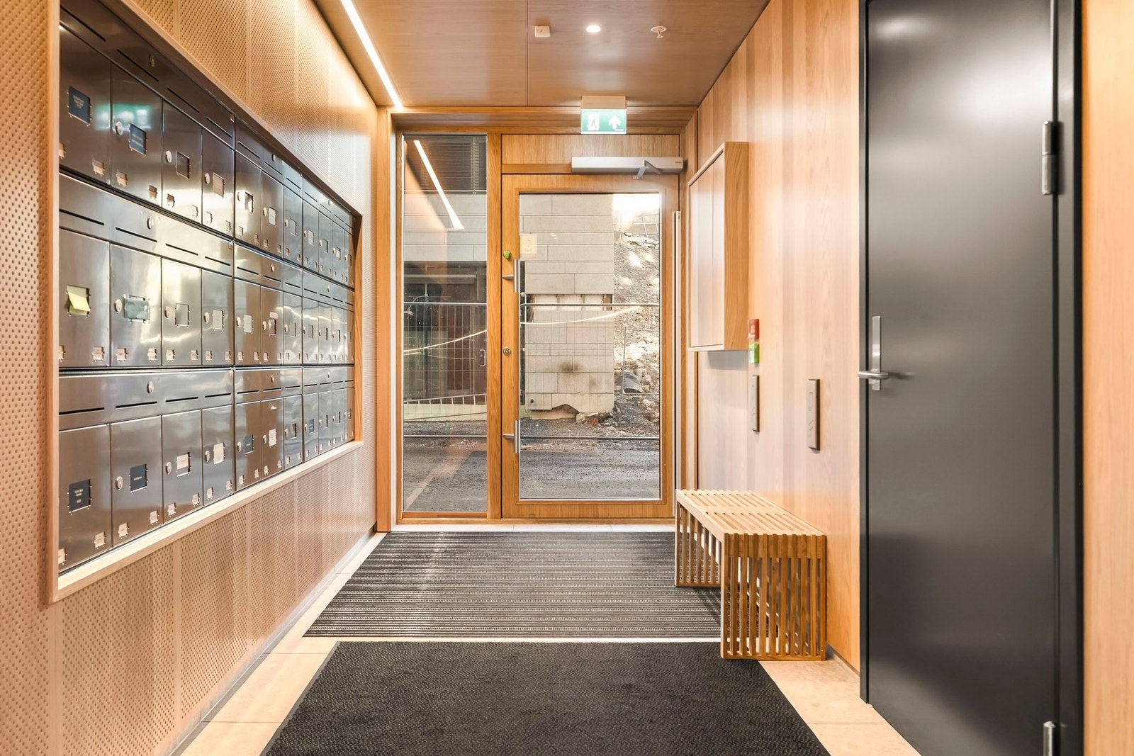 Felles inngangsparti i første etasje med integrerte postkasser. Galleribilde