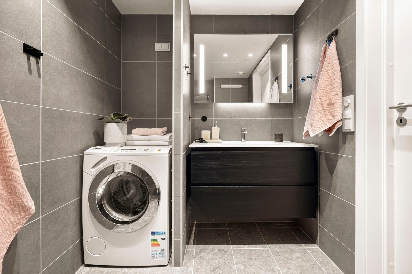 Naturlig plass til vaskemaskin og tørketrommel. Galleribilde