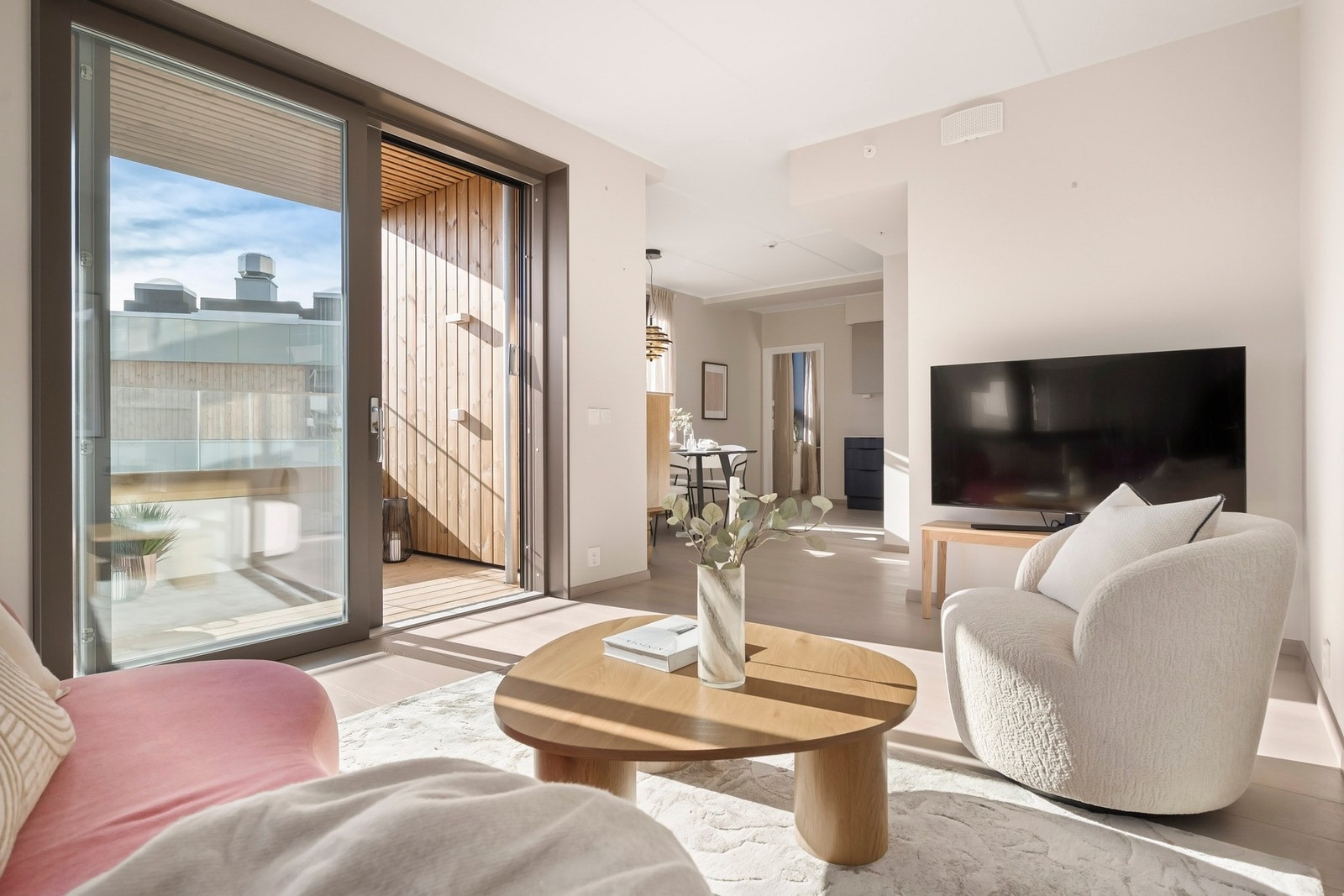 En lys og innbydende leilighet fra 2025 med slette og lyse overflater. Galleribilde