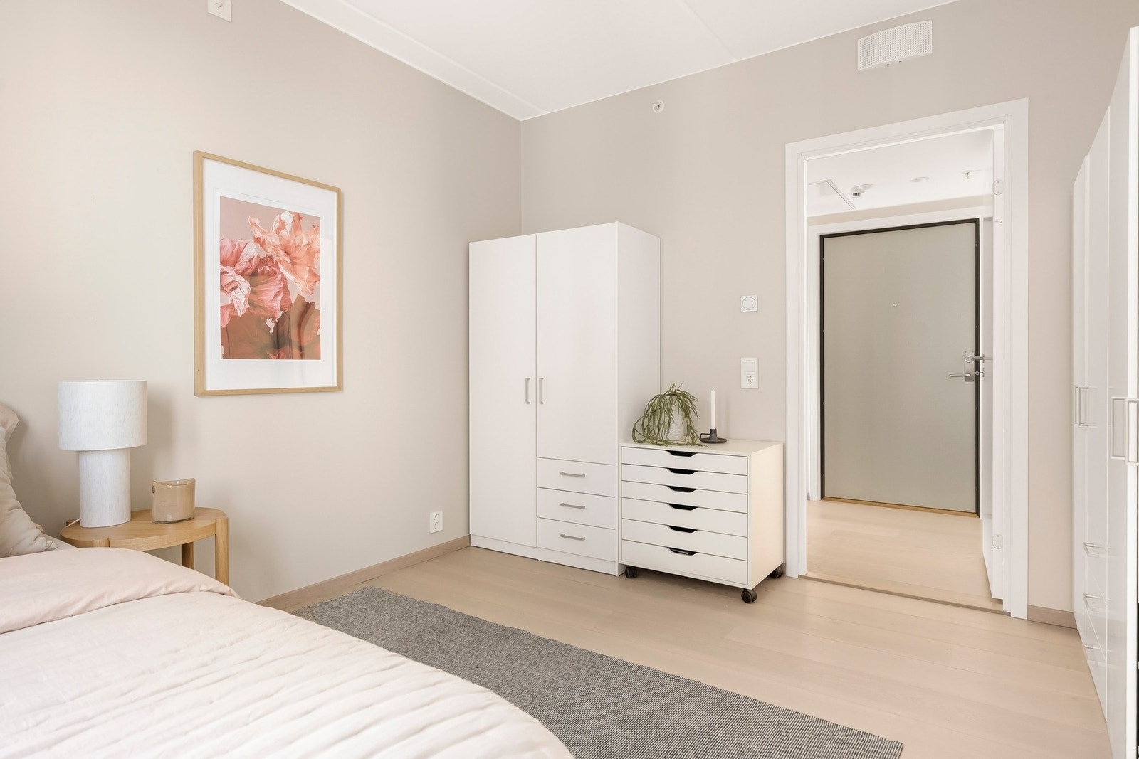 Romslig soverom. Galleribilde