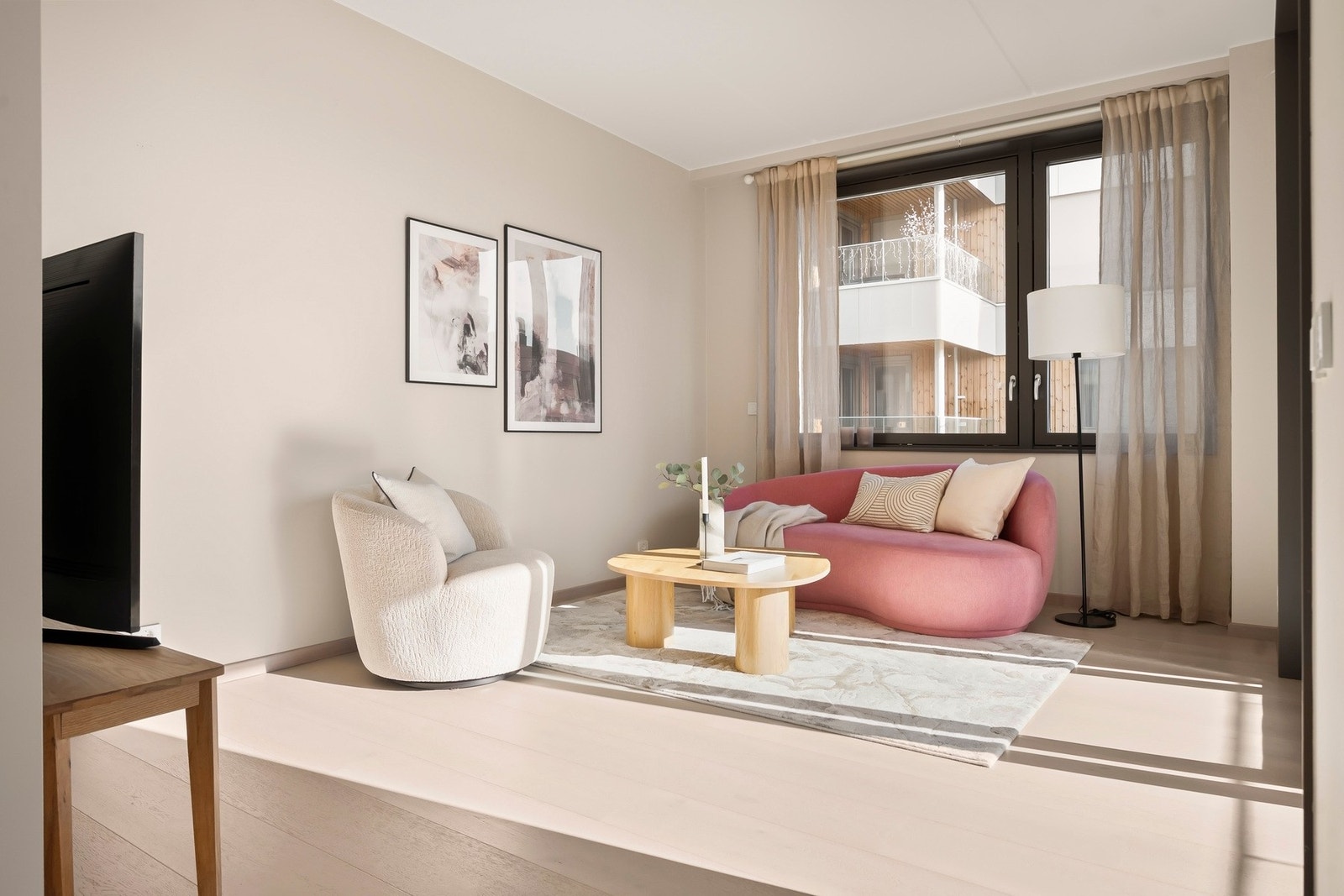 Moderne og innbydende med mye naturlig lysinnslipp og direkte utgang til balkong. Galleribilde